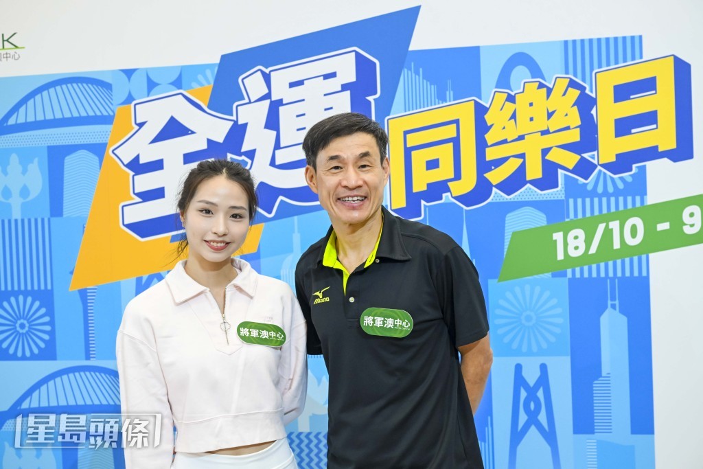 單車殿堂級名將洪松蔭及前單車港隊代表馬詠茹現身將軍澳中心，落力推廣單車文化。