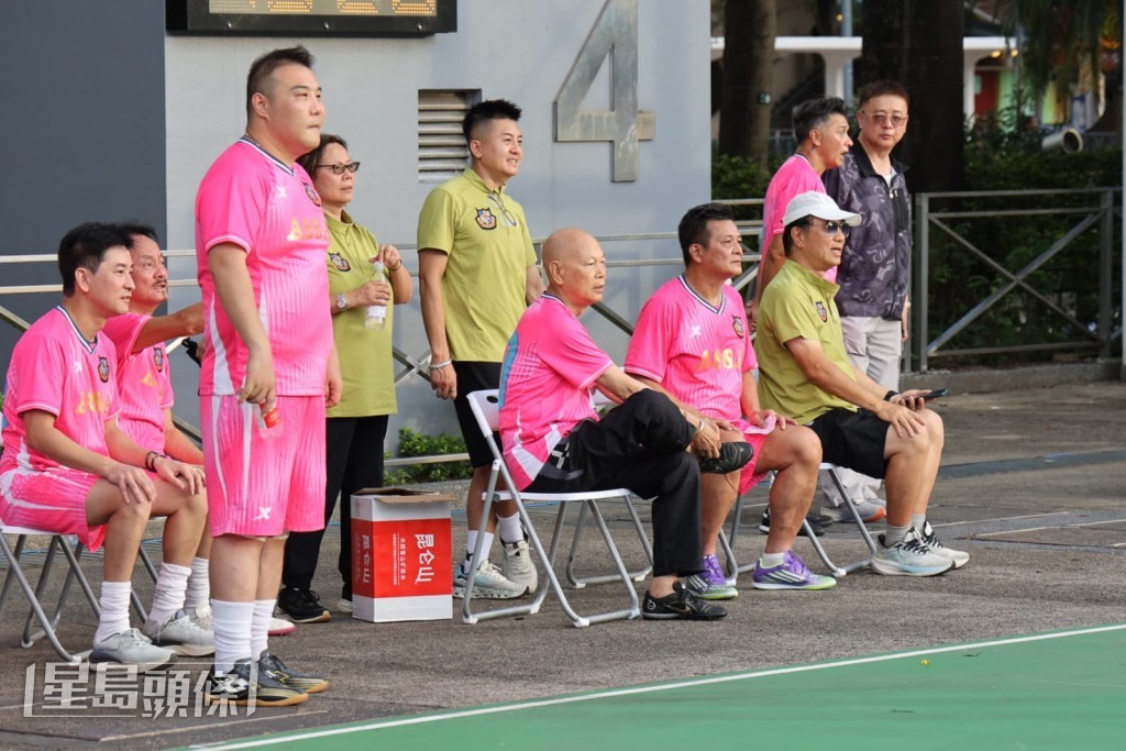 衛志豪、羅家英等在旁觀戰。