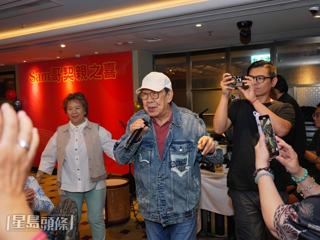 修哥也湊熱鬧一齊唱歌。