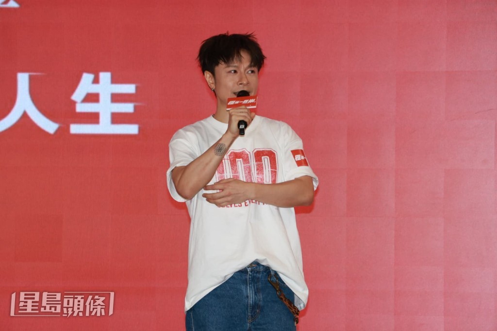 問到是否為年底的頒獎禮舖路？他否認。
