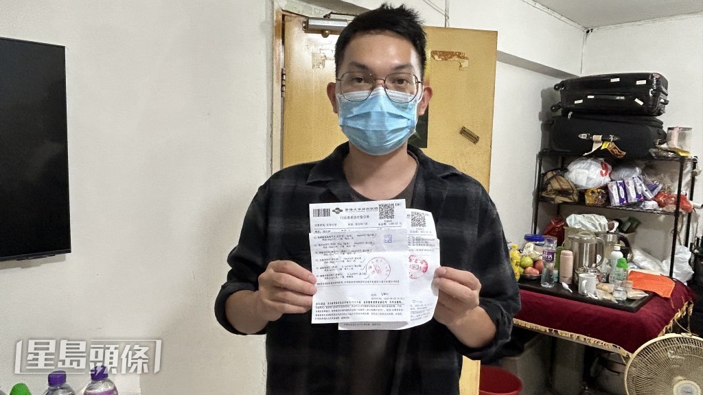 死者兒子張福生出示母親高昂醫藥費。蔡楚輝攝 死者兒子張福生出示母親高昂醫藥費。蔡楚輝攝