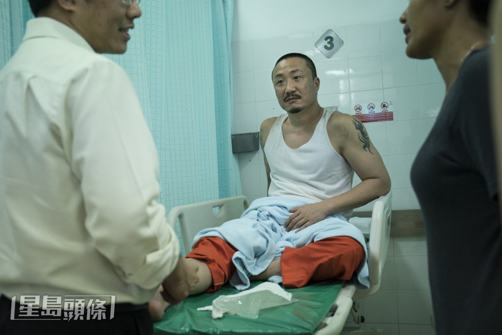 他還在正式拍攝一場監獄重頭打鬥戲時,不慎受傷。 他還在正式拍攝一場監獄重頭打鬥戲時,不慎受傷。