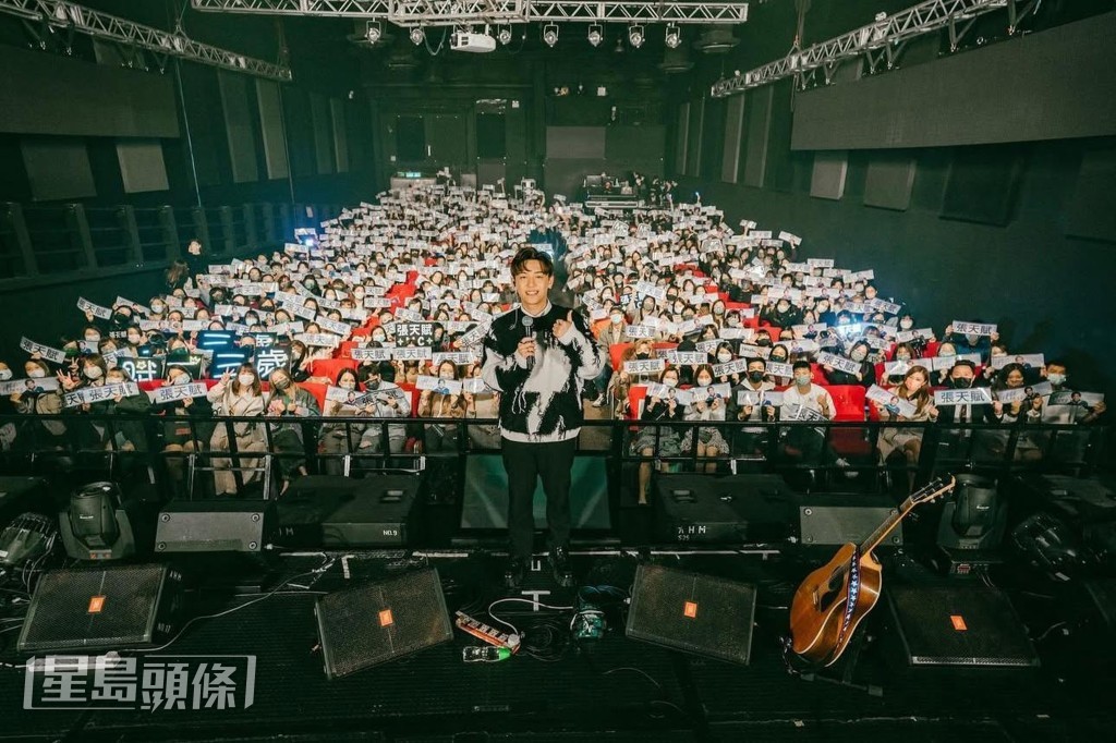 自言有偶像包袱的MC在fans面前永遠靚仔,在家時一身造型卻像「猥瑣佬」。 自言有偶像包袱的MC在fans面前永遠靚仔,在家時一身造型卻像「猥瑣佬」。