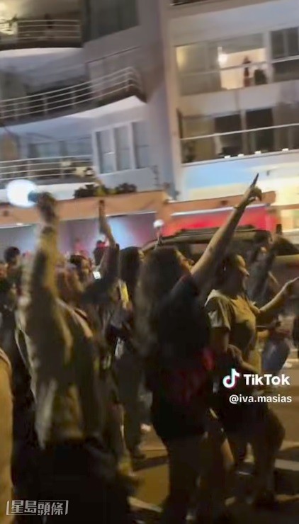 用鐳射燈玩光害之餘,他們更帶埋螢光爆在酒店外圍唱歌跳舞奔跑。 用鐳射燈玩光害之餘,他們更帶埋螢光爆在酒店外圍唱歌跳舞奔跑。