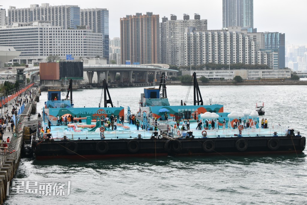 海上游乐场在船上搭建。卢江球摄