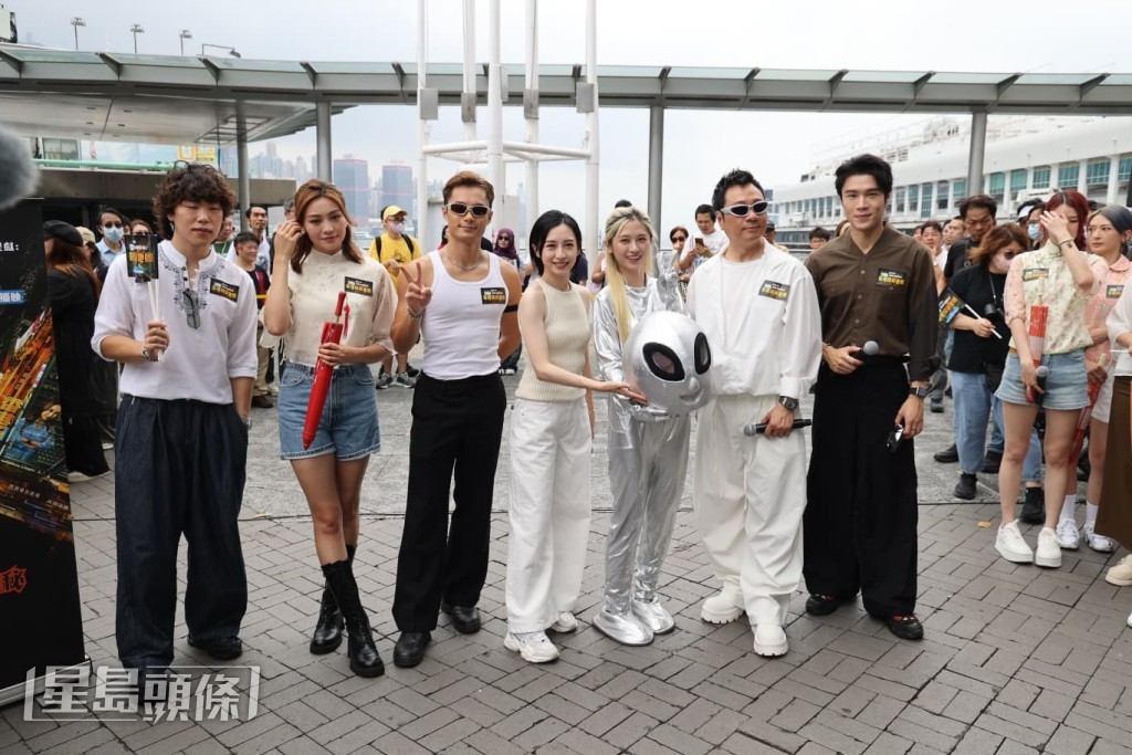 倪嘉雯（右三）以外星人Look到場。