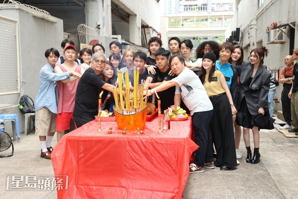 COLLAR成員Marf與Day 、蔡瀚億及林宣妤等今日（18日）出席新劇《哪一天我們會紅》開鏡拜神。