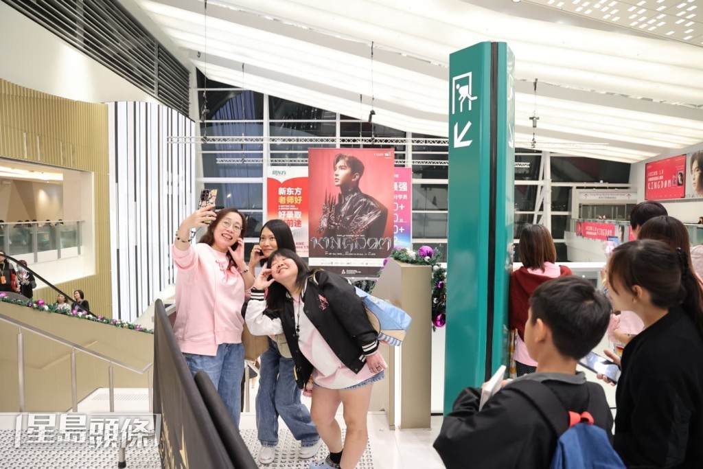 又與AL海報打卡。 又與AL海報打卡。