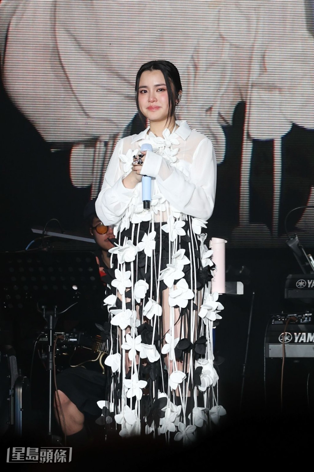 Chantel 提到兩年前過世的嫲嫲即感觸落淚,她指嫲嫲陪伴她長大。 Chantel 提到兩年前過世的嫲嫲即感觸落淚,她指嫲嫲陪伴她長大。