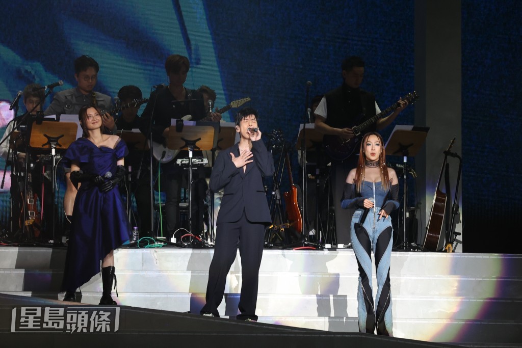 林奕匡、黃妍、葉巧琳一同表演。