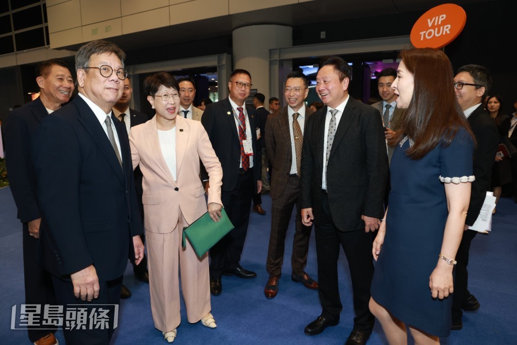 鄧生鄧太(右一、二)與丘應樺局長(左一)、香港貿易發展局總裁張淑芬(左二)相談甚歡。 鄧生鄧太(右一、二)與丘應樺局長(左一)、香港貿易發展局總裁張淑芬(左二)相談甚歡。