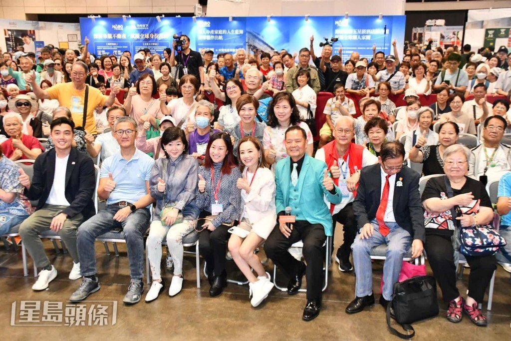 吳大強同兒子吳偉豪唔傾公事。 吳大強同兒子吳偉豪唔傾公事。