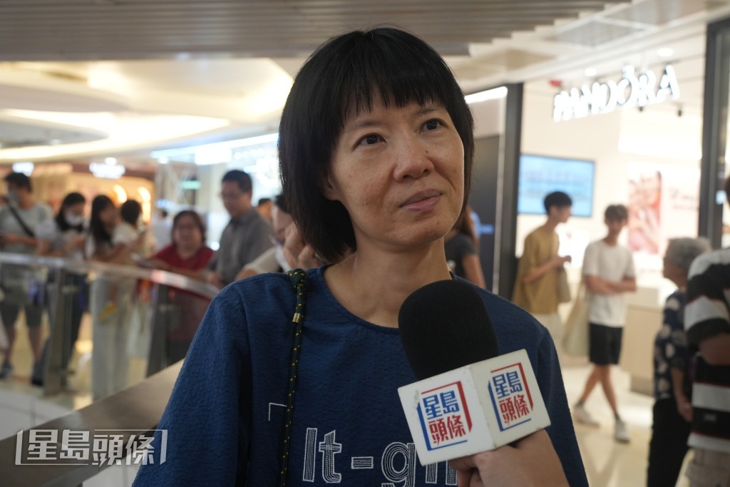 連小姐認為商場派發消費券安排尚算不錯。吳艷玲攝