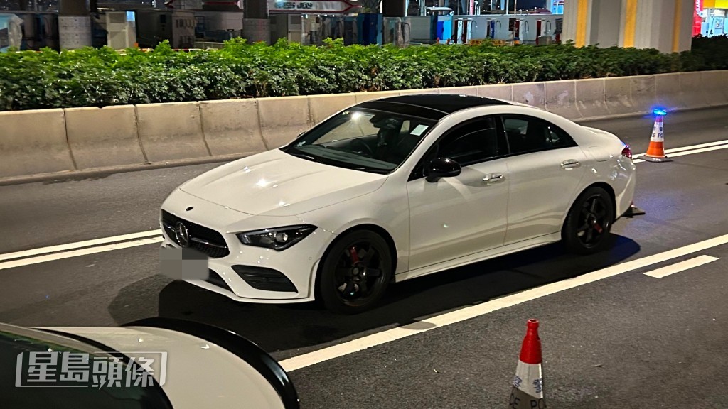 警方亦截停另一輛私家車調查，發現車上一名女子進行酒精呼氣測試超標，涉嫌「酒後駕駛」被捕。蔡楚輝攝