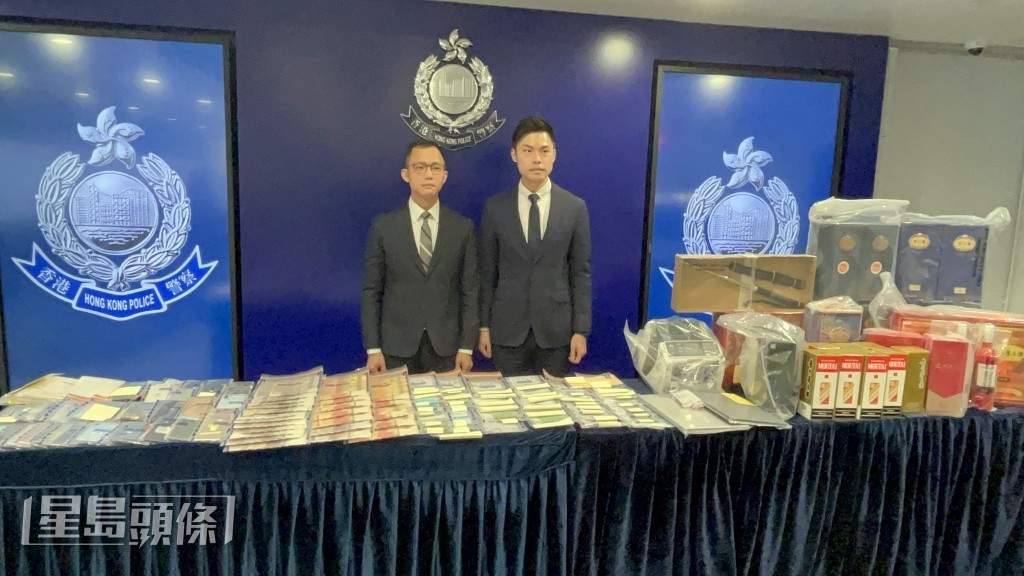 九龙城警区刑事部总督察罗程瀚（左）及反三合会行动组主管督察汤敬培。杨伟亨摄