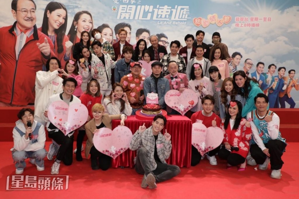 《愛.回家之開心速遞》落幕,相伴10年的一眾演員早已如同家人一般。 《愛.回家之開心速遞》落幕,相伴10年的一眾演員早已如同家人一般。
