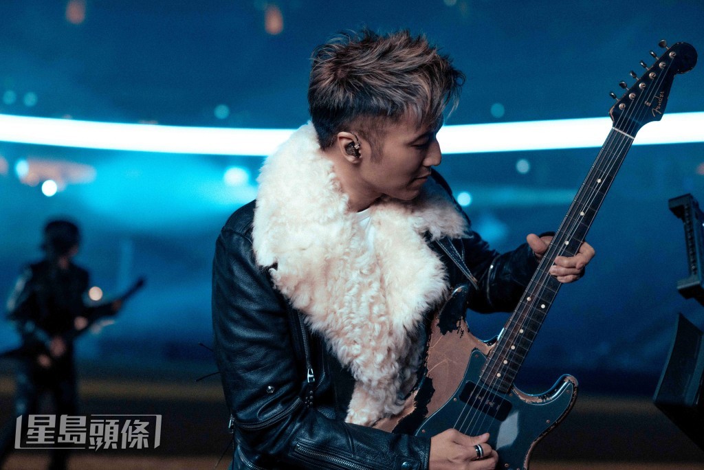 除了演唱會外,早前謝霆鋒更推出新歌《逆行》。 除了演唱會外,早前謝霆鋒更推出新歌《逆行》。