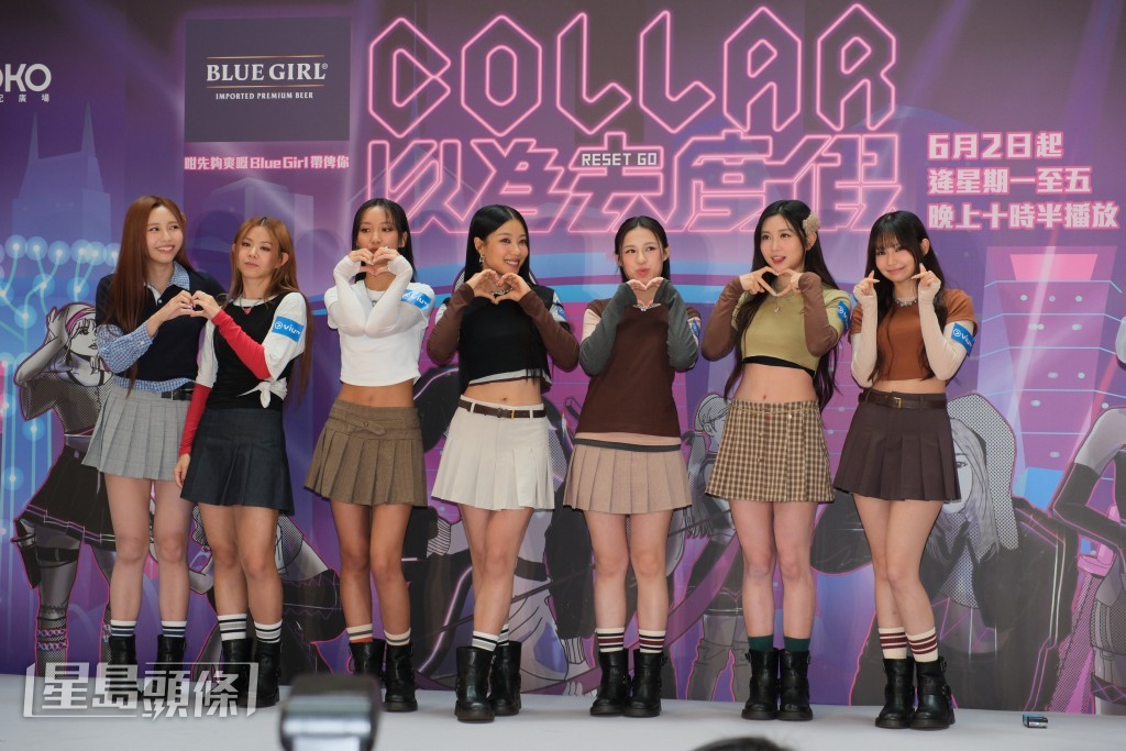 COLLAR向現場觀眾大派心心。