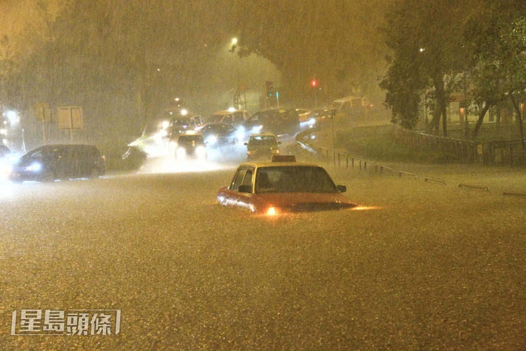 大埔有的士「沒頂」。伍明輝攝 大埔有的士「沒頂」。伍明輝攝