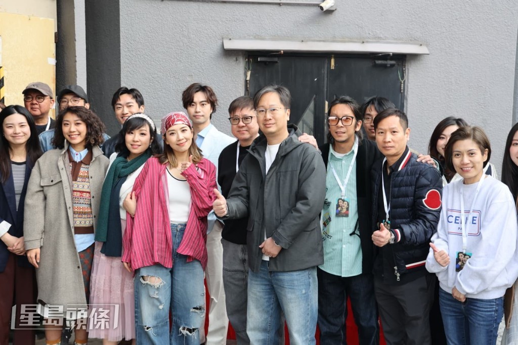 众人下午先举行拜神仪式，祈求演出顺利。