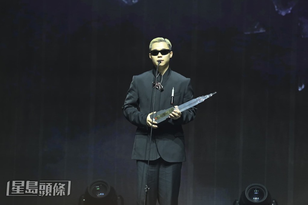 汤令山的大热作《用背脊唱情歌》成“劲爆年度歌曲”