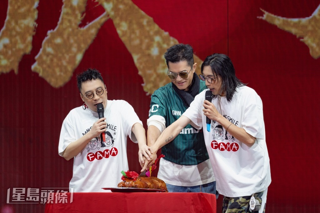 繼而三人於台上一邊砌豬，一邊說，「風生水起，笑口常開。日後業務好唔好就唔知，一切交畀天命。」