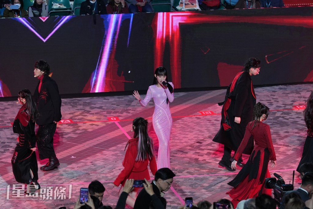 歌手炎明熹表演。劉駿軒攝 歌手炎明熹表演。劉駿軒攝