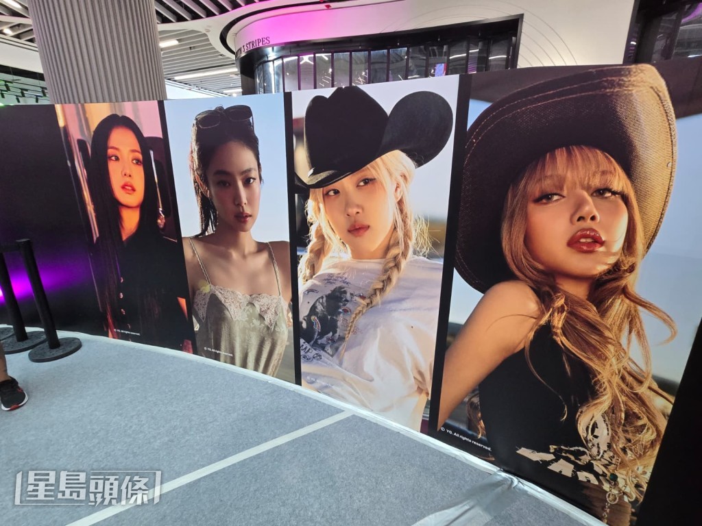 快閃店內的產品款式及顏色,屆時與演唱會場外所售賣的產品會有所不同。 快閃店內的產品款式及顏色,屆時與演唱會場外所售賣的產品會有所不同。