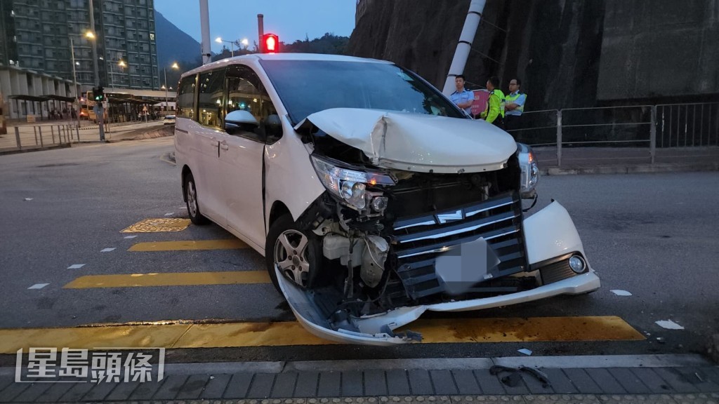 七人車車頭損毀,零件散落一地。黎志偉攝 七人車車頭損毀,零件散落一地。黎志偉攝