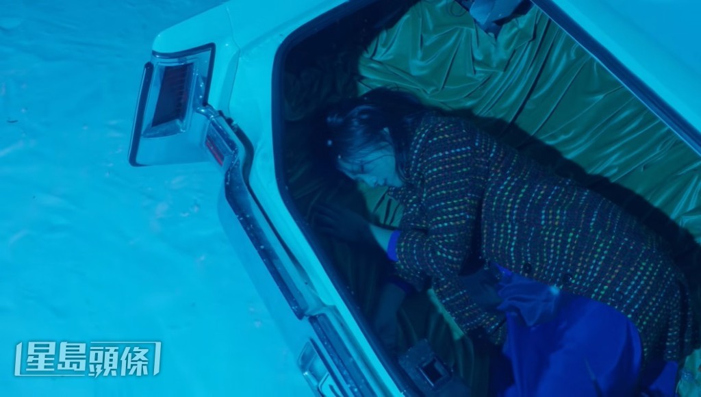 MV中有湯唯躺在車尾箱的鏡頭,卻被指與女子失蹤案有關。 MV中有湯唯躺在車尾箱的鏡頭,卻被指與女子失蹤案有關。