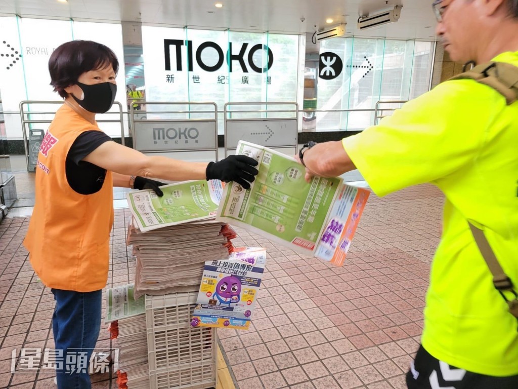 市民踴躍取閱。