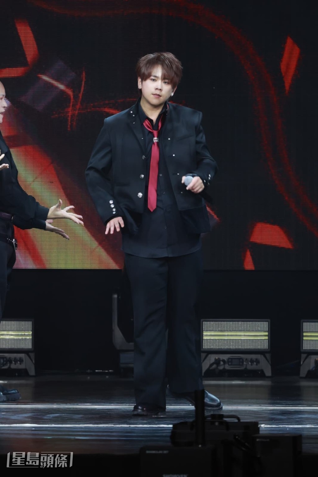 姜濤一出現引起全場高潮。