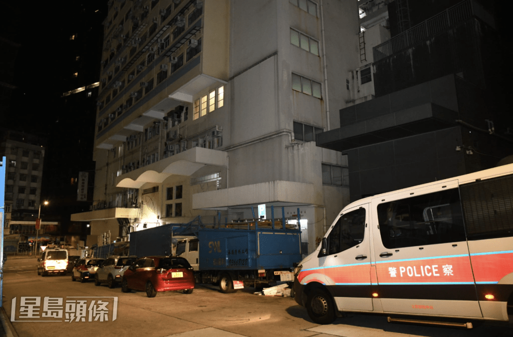 今日（3日）凌晨零時許，警方接獲報案，指一名男子在新柳街5至7號昌盛金舖大樓偷衣物和鞋子，遭男報案人和保安員當場制服。黎志偉攝