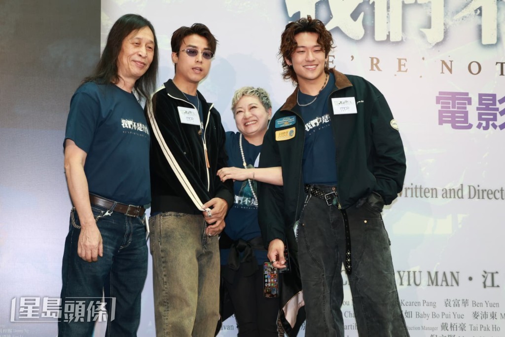 之後更捉住2位主角及導演合照。 之後更捉住2位主角及導演合照。