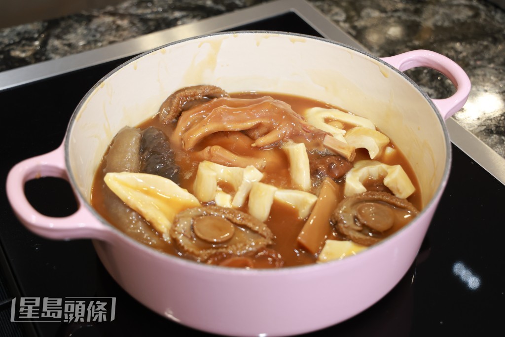 同時要加熱包含鮑魚、花膠、鵝掌、金蠔、干貝、花菇、杏鮑菇、牛蹄筋等食材的八寶盛宴。