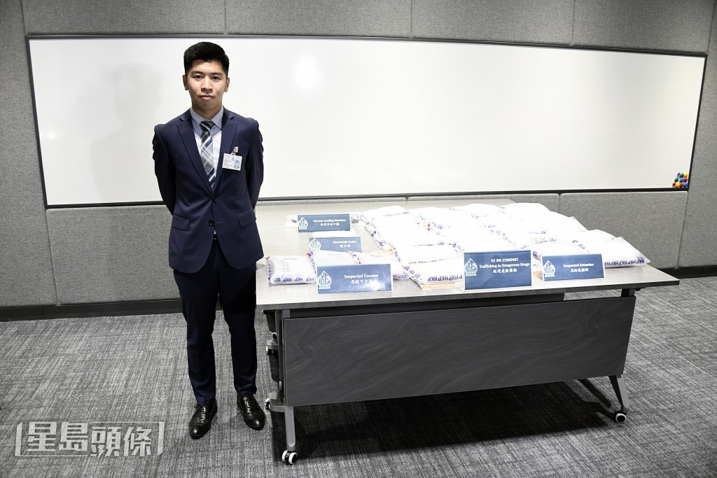 警方展示證物。楊偉亨攝 警方展示證物。楊偉亨攝