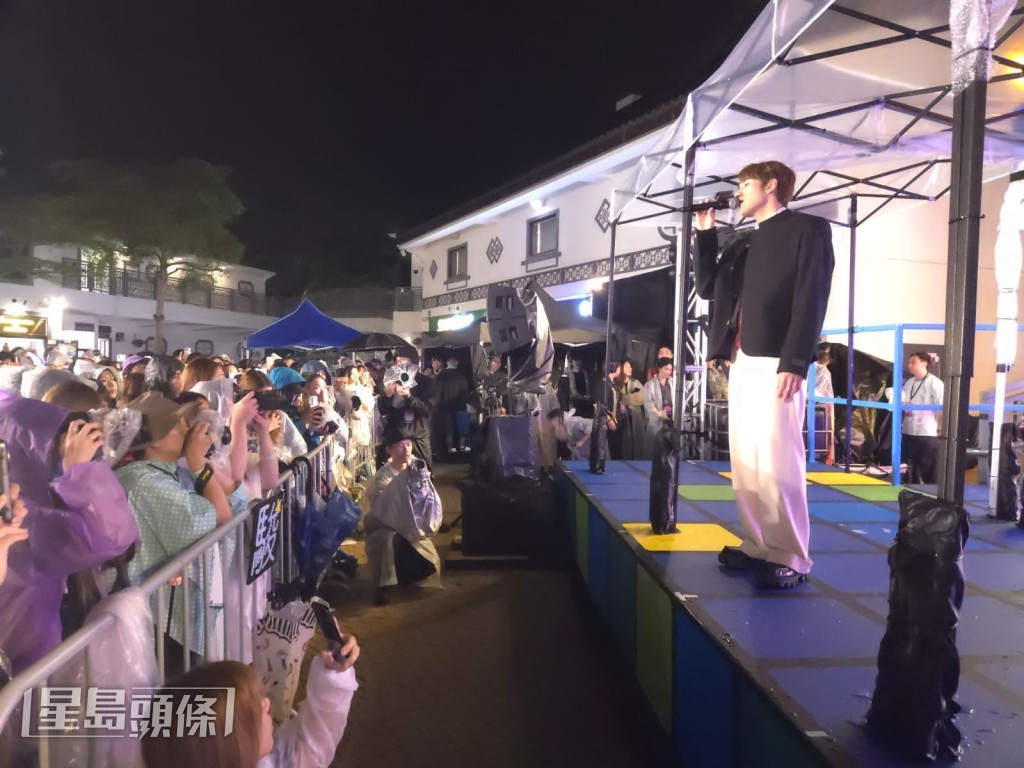 音樂會陣容有MIRROR成員Jeremy （李駿傑）、Jeffrey（魏浚笙，圖）及男團 ZPOT，於雨中開騷。
