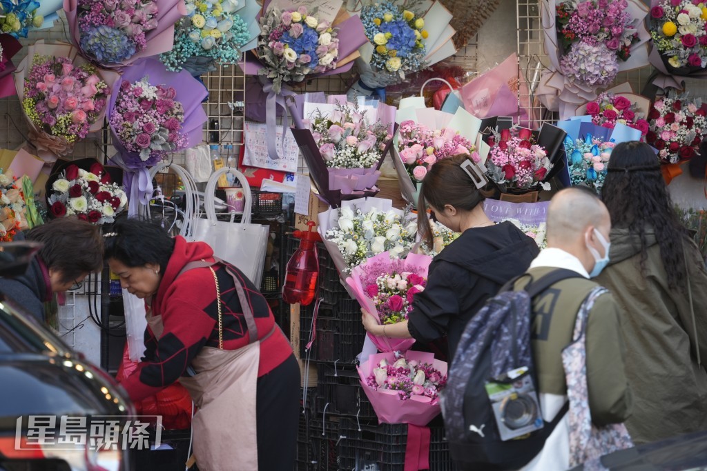 花墟花檔推出情人節花束供顧客選購。吳艷玲攝