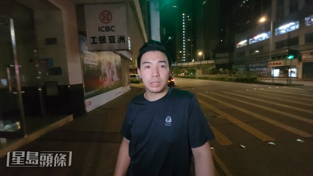 曾榕大廈住客吳先生指，停電後到樓下吹風乘涼。黎志偉攝