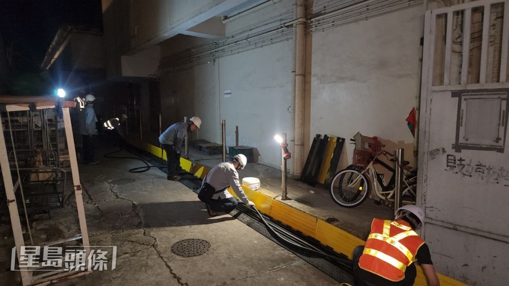 中電派出多輛供電車,為居民臨時提供電力。黎志偉攝 中電派出多輛供電車,為居民臨時提供電力。黎志偉攝