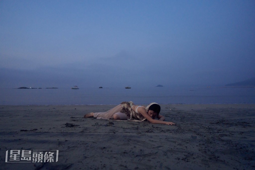 為呈現歌曲氛圍,MV特意到大嶼山下長沙泳灘拍攝。 為呈現歌曲氛圍,MV特意到大嶼山下長沙泳灘拍攝。