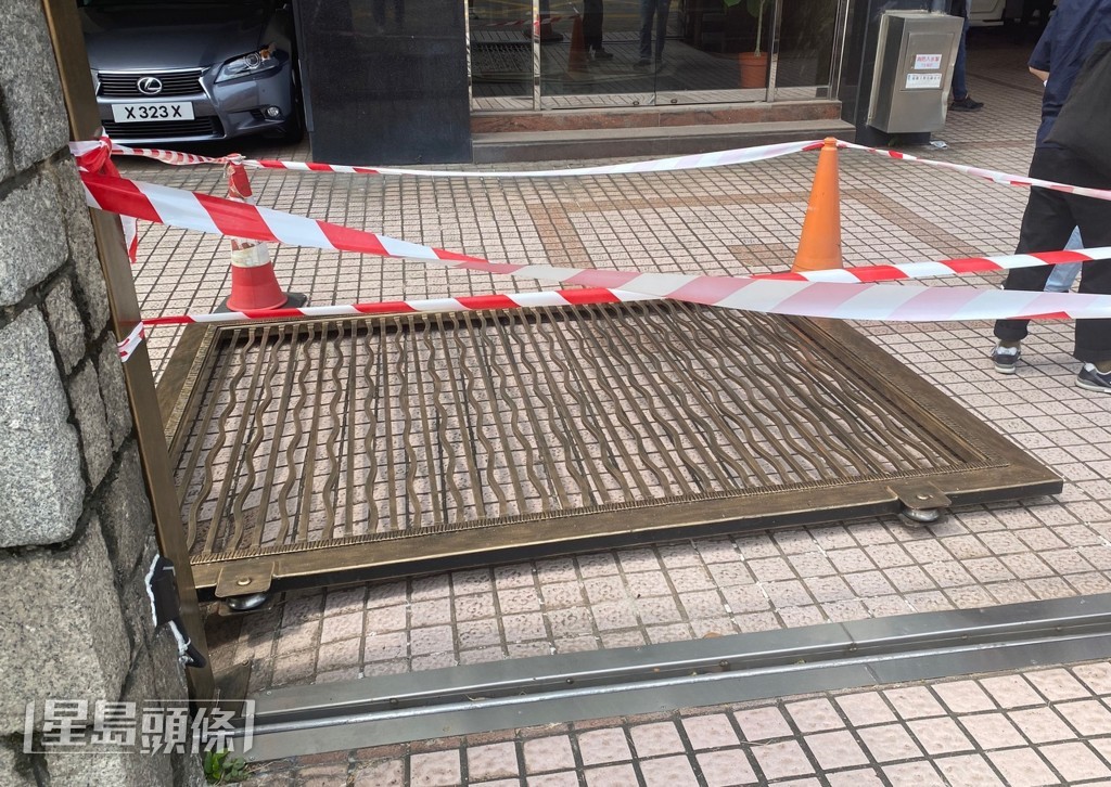 九龍塘大廈7月發生鐵閘倒塌事故,一名保安被壓傷。資料圖片 九龍塘大廈7月發生鐵閘倒塌事故,一名保安被壓傷。資料圖片