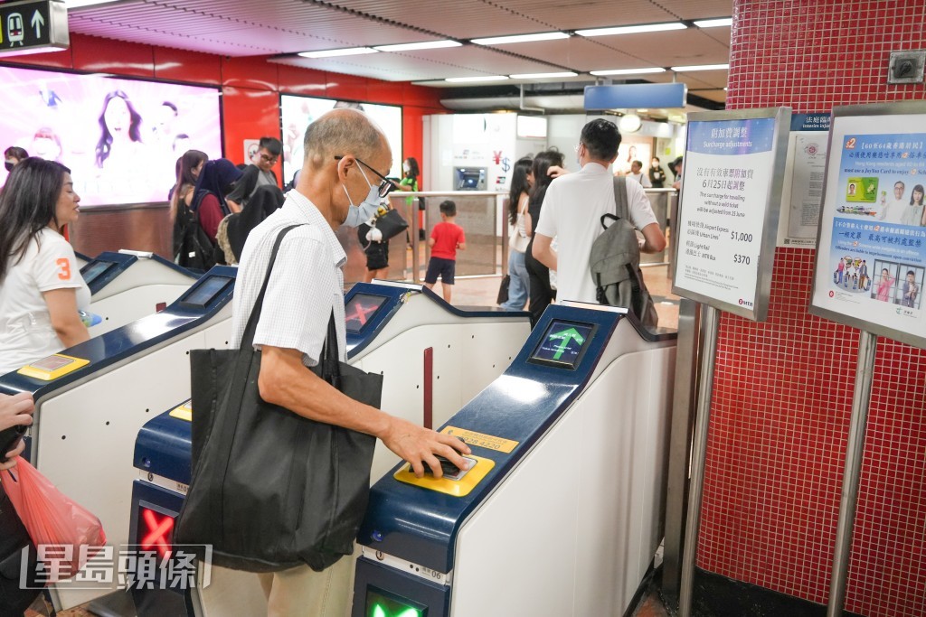 政府在新冠疫情期間將補貼門檻降至200元、補貼金額上限加至500元。資料圖片 政府在新冠疫情期間將補貼門檻降至200元、補貼金額上限加至500元。資料圖片
