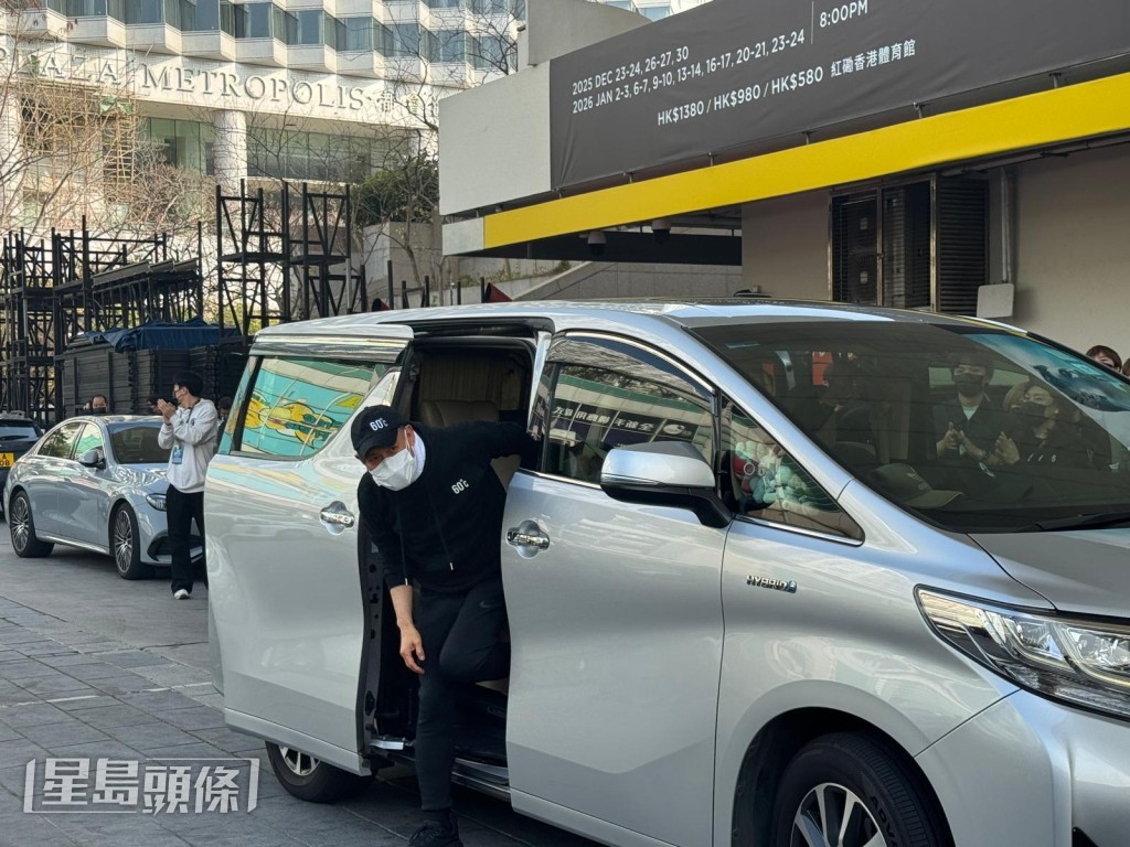 約3點25分，戴著雙口罩的學友乘坐駕抵達。