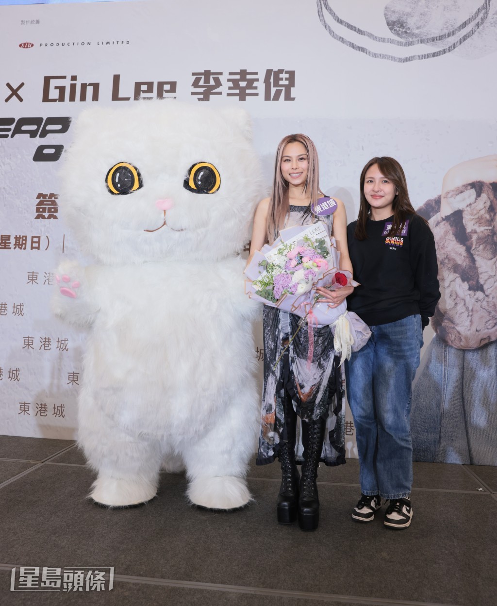 Gin Lee獲幸運兒獻花預祝其新碟大賣。