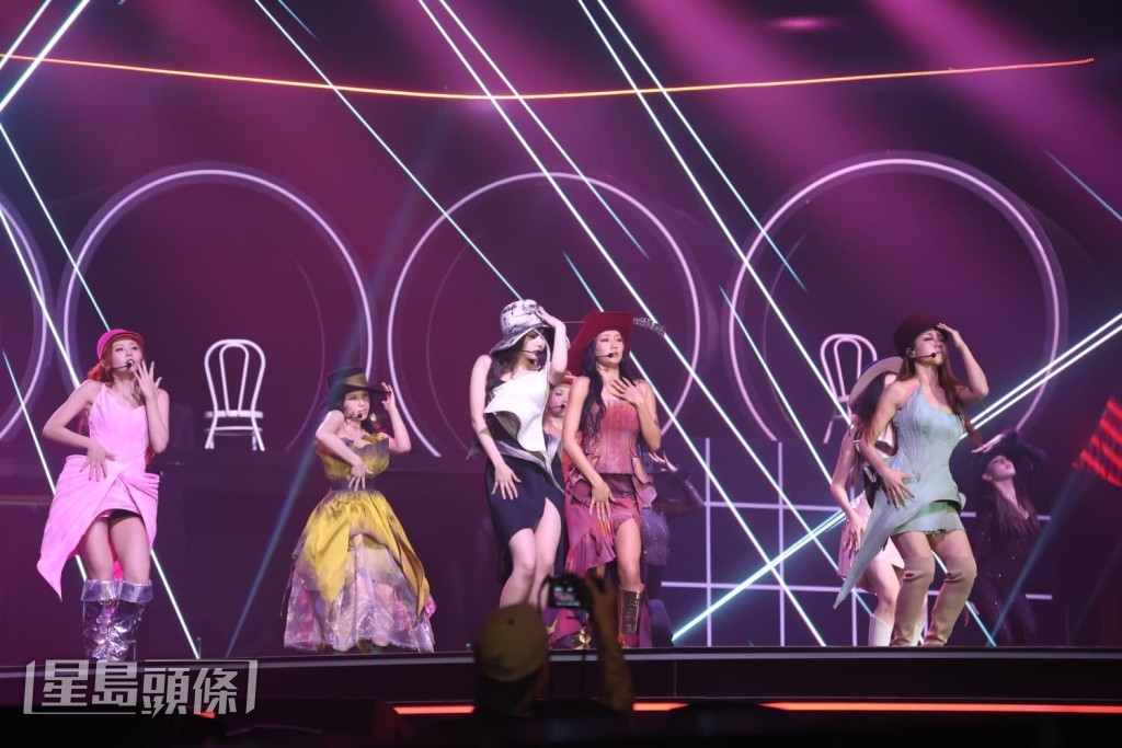 COLLAR的演唱會服飾亦相當漂亮! COLLAR的演唱會服飾亦相當漂亮!