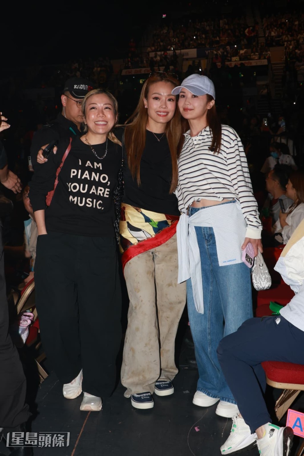 Leon尾場演出吸引了容祖兒、蔡卓妍(阿Sa)、彭秀慧。 Leon尾場演出吸引了容祖兒、蔡卓妍(阿Sa)、彭秀慧。