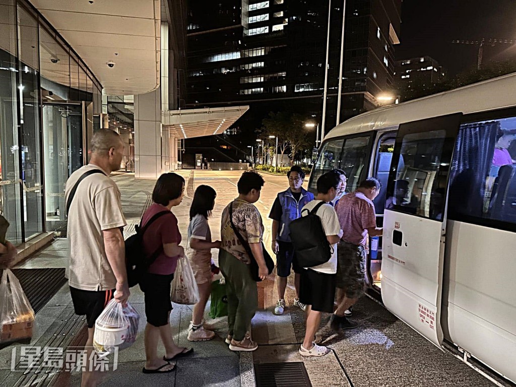 關愛隊協助受影響住戶。fb：民政事務總署