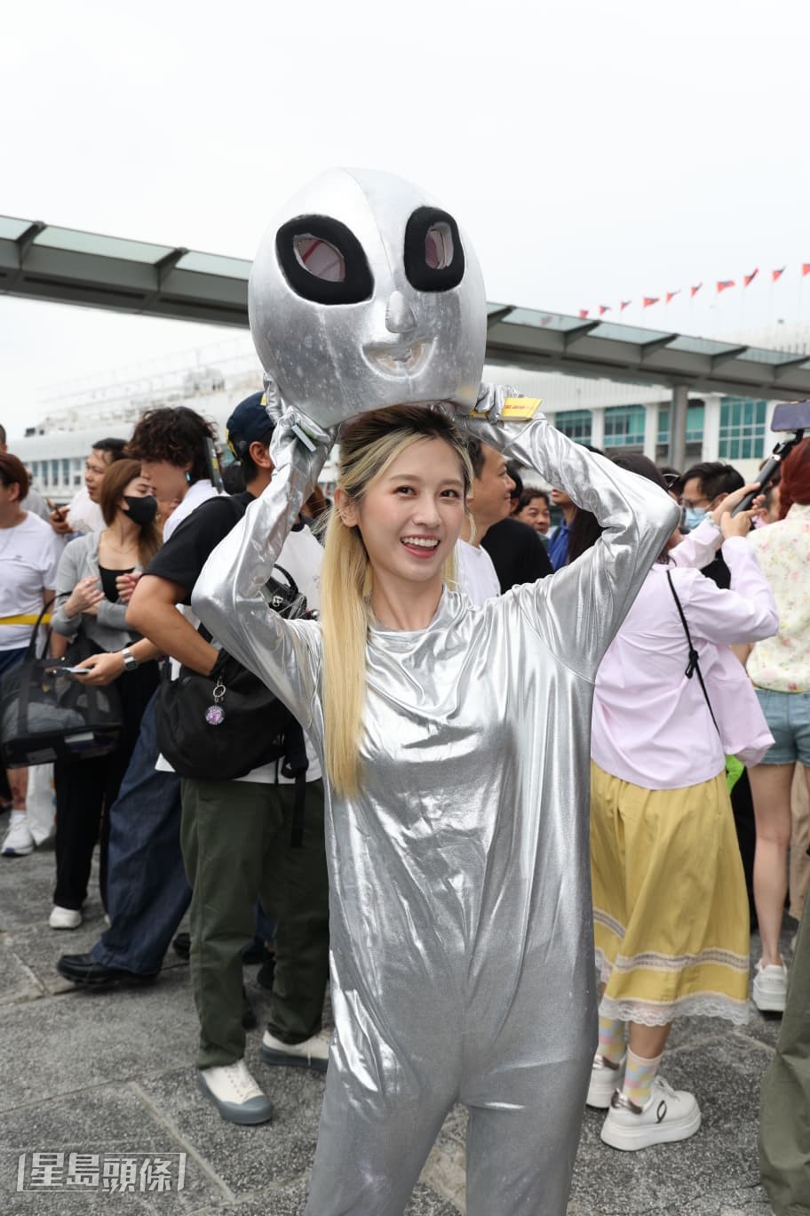 倪嘉雯在炎熱天氣下以外星人打扮出席劇集《香港探秘地圖》宣傳。 倪嘉雯在炎熱天氣下以外星人打扮出席劇集《香港探秘地圖》宣傳。