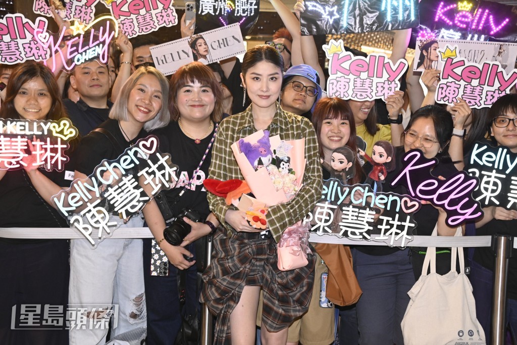 Kelly與fans合照。